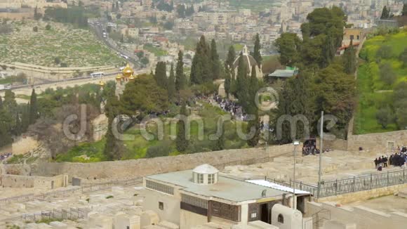 在以色列耶路撒冷的橄榄山上人们走在玛丽亚马格达莱纳的东正教教堂旁视频的预览图