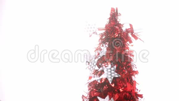 女人用圣诞快乐的标签装饰圣诞树新年礼物被隔离在白色背景上视频的预览图