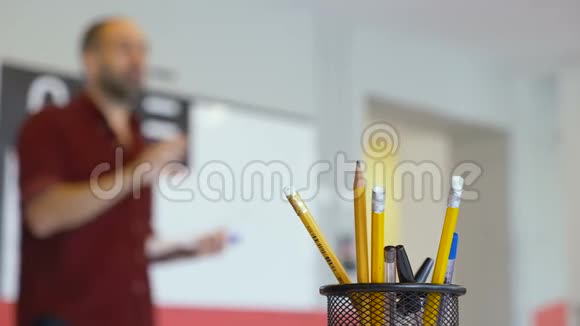 在教室里用铅笔和钢笔合上一个金属黑盒子视频的预览图