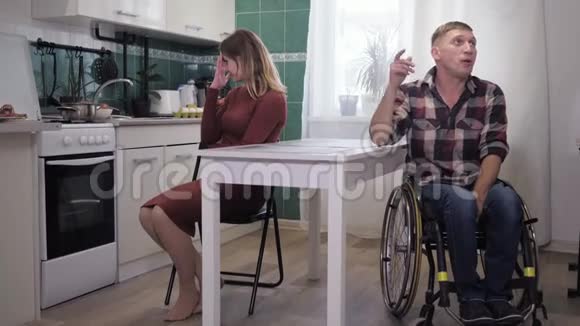 家庭危机一个在轮椅压力环境下抑郁的残疾人的不幸关系视频的预览图