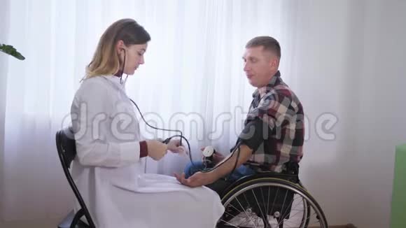 医生探视医务人员测量轮椅上的人的压力照顾病人视频的预览图