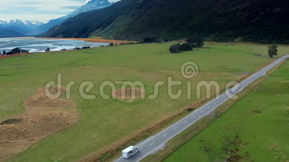 露营车驾驶景区道路的山景空中镜头视频的预览图