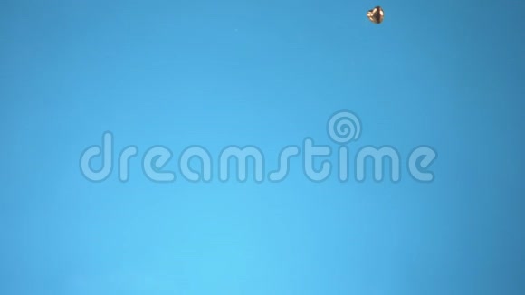 金饰品链坠水中蓝色背景视频的预览图