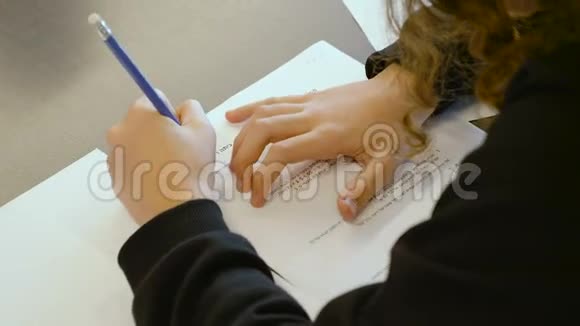 一个在小学班参加考试的以色列白人少女视频的预览图