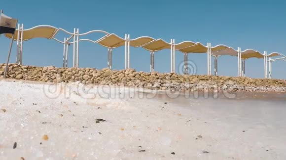 以色列死海两岸天然白色盐晶视频的预览图
