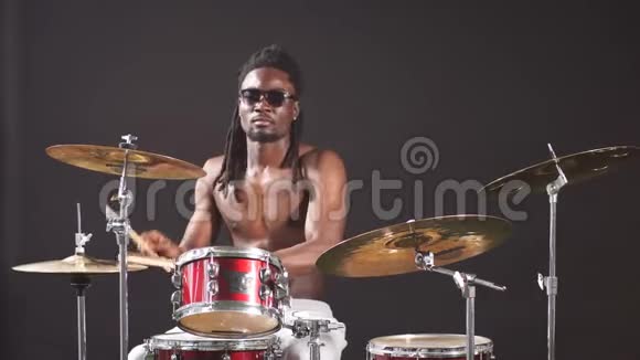 专业的非洲鼓手打鼓和视频的预览图