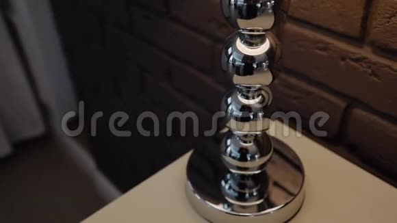 在桌子上镜像铬桌灯球这盏灯能工作砖墙的特写视频的预览图