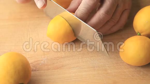 年长的男人切柠檬视频的预览图