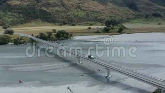 越野车驾驶景区道路的山景空中镜头视频的预览图