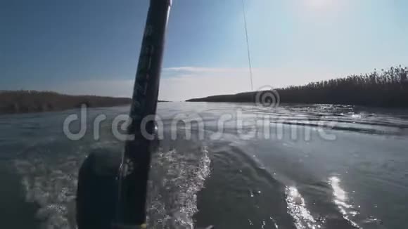在河上的小船上旋转的渔夫第一人称视野视频的预览图