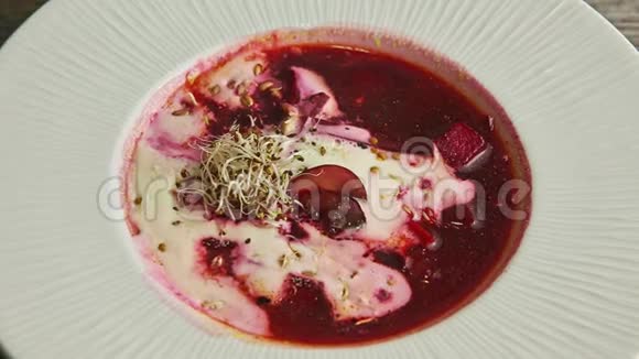 从乌克兰的罗宋汤中加入酸奶油和麦芽视频的预览图