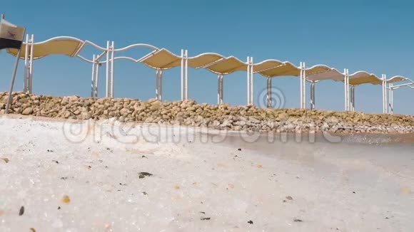 以色列死海两岸天然白色盐晶视频的预览图