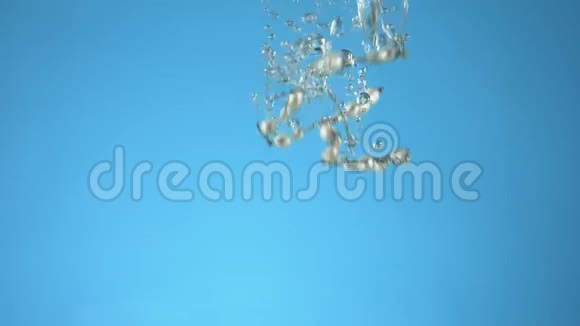 首饰链子掉进水里蓝色背景视频的预览图