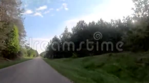 在波兰的田野和树木之间开车视频的预览图