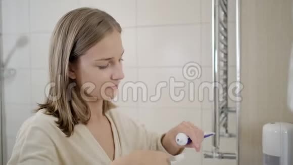 女人正在浴室刷牙视频的预览图
