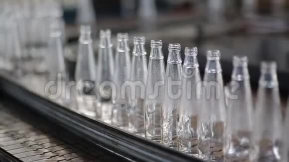 玻璃瓶制造运输带许多玻璃瓶视频的预览图