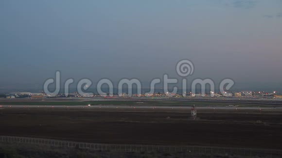 夜间本古里安国际机场的鸟瞰图视频的预览图