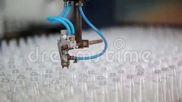 玻璃瓶制造用喷水清洗瓶子视频的预览图