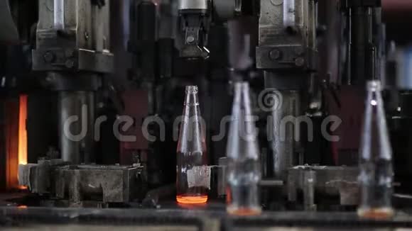 玻璃瓶制造熔融玻璃视频的预览图