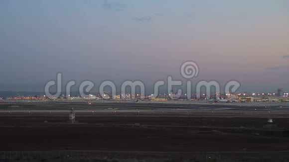 夜间本古里安国际机场的鸟瞰图视频的预览图
