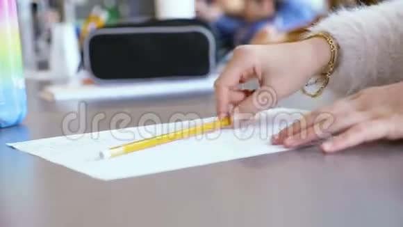以色列白人少女天才少女在一个小学班级的笔记本上写字视频的预览图