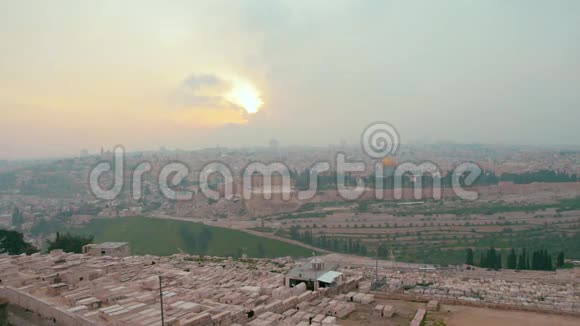 在戏剧性的五彩缤纷的日落中全景式的耶路撒冷古城和圣殿山视频的预览图