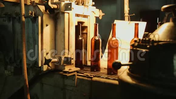 自动生产线生产玻璃瓶移动瓶视频的预览图