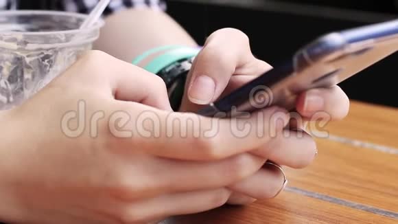 双手用两个拇指在智能手机上键入文本视频的预览图