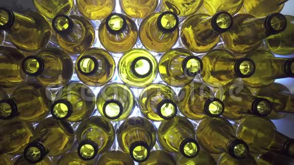 几个瓶子用背光射出啤酒生产工厂啤酒厂的概念空的棕色瓶子准备好了视频的预览图