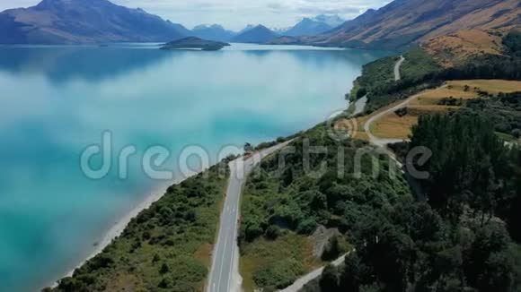 冰川湖瓦卡蒂普著名的风景驾车沿乳蓝色湖泊从皇后镇到冰川视频的预览图