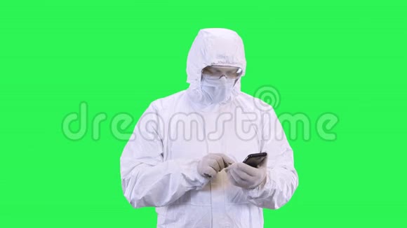 戴防护衣的蒙面男子站在绿色背景下冲浪视频的预览图