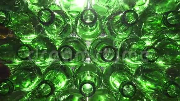 在白色背景下将堆叠的绿色玻璃瓶的顶部或开口的多利镜头关闭4KUHD中弹视频的预览图