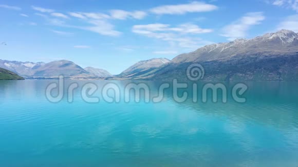 美丽的冰川湖瓦卡蒂普和南阿尔山在一个阳光明媚的日子视频的预览图
