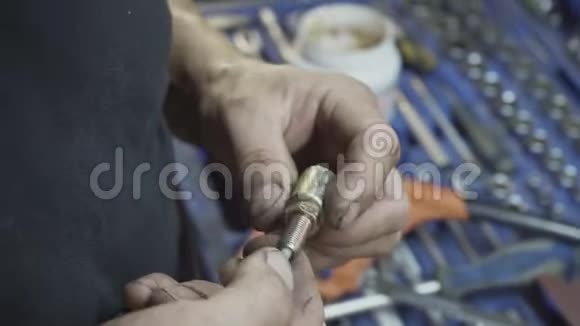 机械师修理汽车特写镜头的一部分视频的预览图