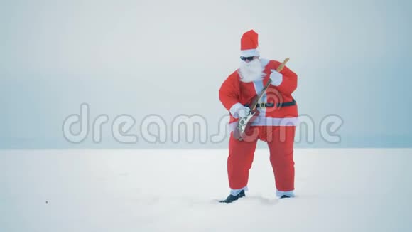 圣诞老人把电吉他弹得很近视频的预览图