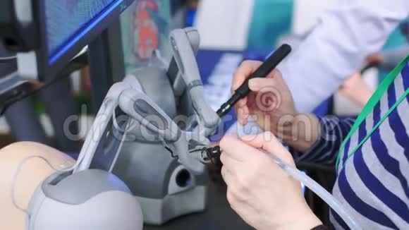 外科医生在虚拟现实中做手术外科新技术外科医生操作医疗机器人视频的预览图