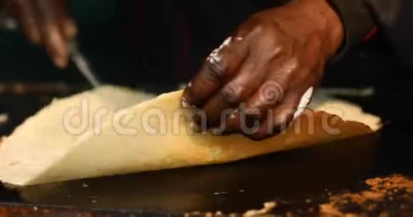 在SurajkundMela食品摊位上烹饪按摩师视频的预览图