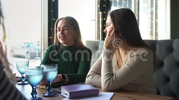 两个朋友在咖啡馆喝咖啡玩得很开心友谊和空闲时间的概念视频的预览图