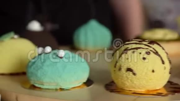 装饰迷你摩丝糕点甜点覆盖着五颜六色的天鹅绒现代欧洲蛋糕法式菜肴视频的预览图