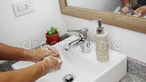 人在洗手后把手冲洗干净视频的预览图