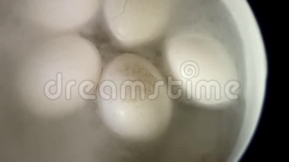 白鸡蛋在沸水锅里煮特写镜头视频的预览图