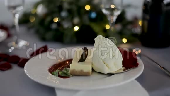 装饰圣诞树背景上的节日圣诞甜点视频的预览图