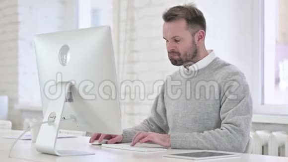 愤怒的创意人在电脑上工作视频的预览图