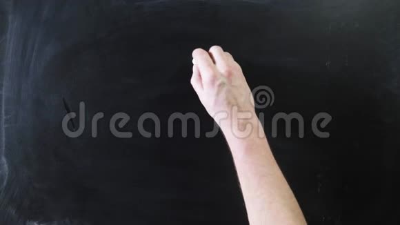 心脏符号标志写在粉笔板上男子用粉笔在黑板上画画视频的预览图