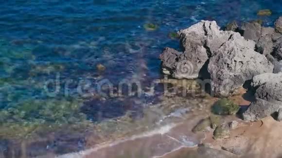 拥有岩石和清澈的海水的神奇的野生海湾视频的预览图