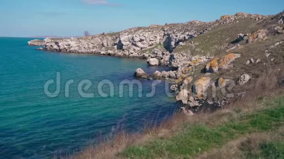 在克里米亚有着巨大岩石的神奇野生海湾视频的预览图