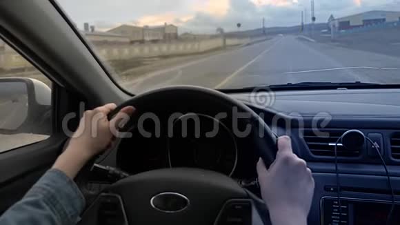 女性手在移动汽车方向盘上的垂直射击视频的预览图