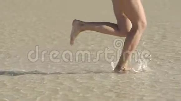 一个漂亮女孩在水里奔跑的漂亮腿运动生活方式健康美容商业理念拍摄于索尼4K10视频的预览图