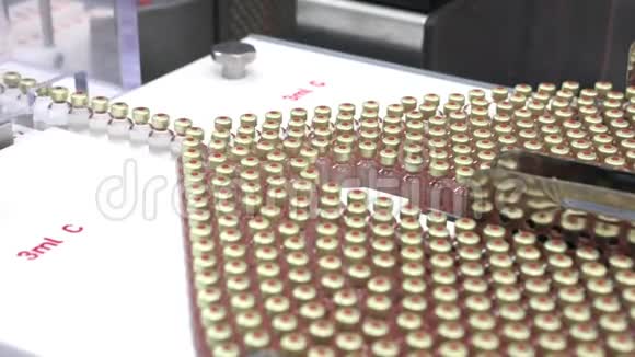 瓶pak的生产线滴鼻液的产生无菌培养基一排带药的瓶子视频的预览图