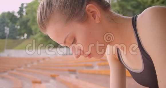 特写侧景照片年轻的白种人运动女性慢跑者疲劳坚定地看着镜头视频的预览图
